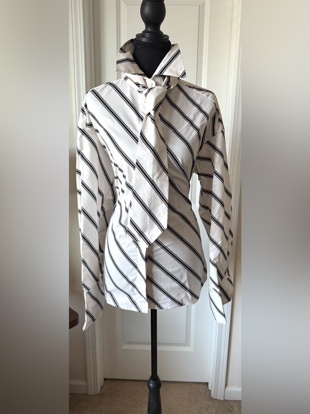 White and Black Striped Long-Sleeve Shirt with Neck Tie (M). Oversized - Picture 7 of 11